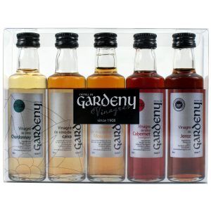 Ein Geschenkset mit 5 kleinen Flaschen (5 x 40 ml) verschiedenen Weinessigen (Vinagres Blancos y Tintos) der Marke Gardeny.