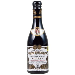 Eine Flasche Aceto Balsamico di Modena der historischen Acetaia Giuseppe Giusti.