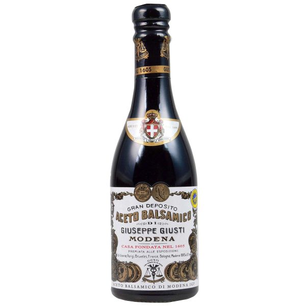 Eine Flasche Aceto Balsamico di Modena der historischen Acetaia Giuseppe Giusti.