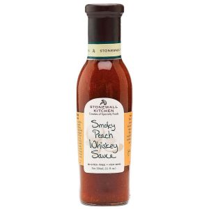 Eine Flasche Stonewall Kitchen Smoky Peach Whiskey Sauce.