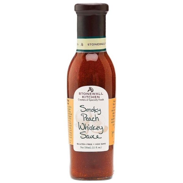 Eine Flasche Stonewall Kitchen Smoky Peach Whiskey Sauce.