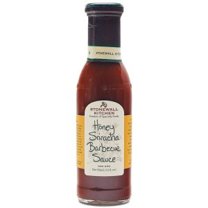 Eine Flasche Stonewall Kitchen Honey Sriracha Barbecue Sauce.