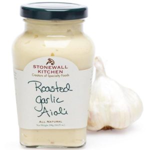 Ein Glas Stonewall Kitchen Roasted Garlic Aioli.
