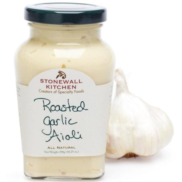 Ein Glas Stonewall Kitchen Roasted Garlic Aioli.