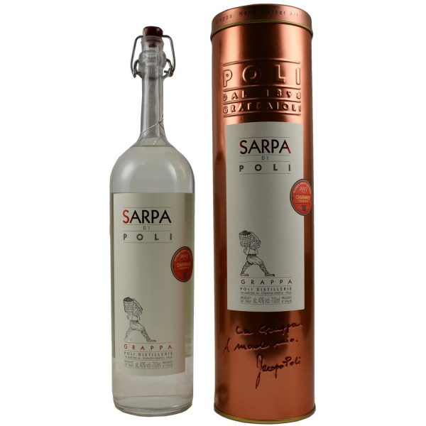 Eine Flasche des klaren Sarpa di Poli Grappas von Jacopo Poli in einer Metall-Geschenkdose.
