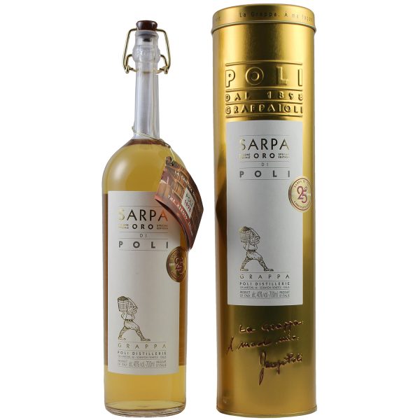 Eine Flasche des Grappa Sarpa Barrique von Jacopo Poli mit goldenem Etikett.