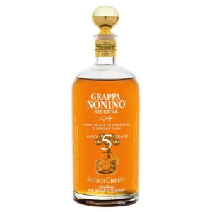 Eine goldbraune Flasche des Grappa Antica Cuvée Riserva von Nonino mit einem eleganten Etikett.