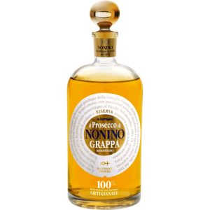 Eine klare Flasche des Grappa Il Prosecco Monovitigno von Nonino.
