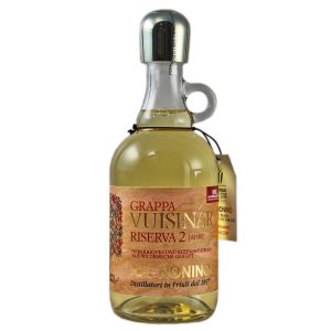 Eine hell bernsteinfarbene Flasche des Grappa Vuisinâr von Nonino.
