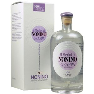 Eine kristallklare Flasche des Grappa Il Merlot Monovitigno von Nonino.