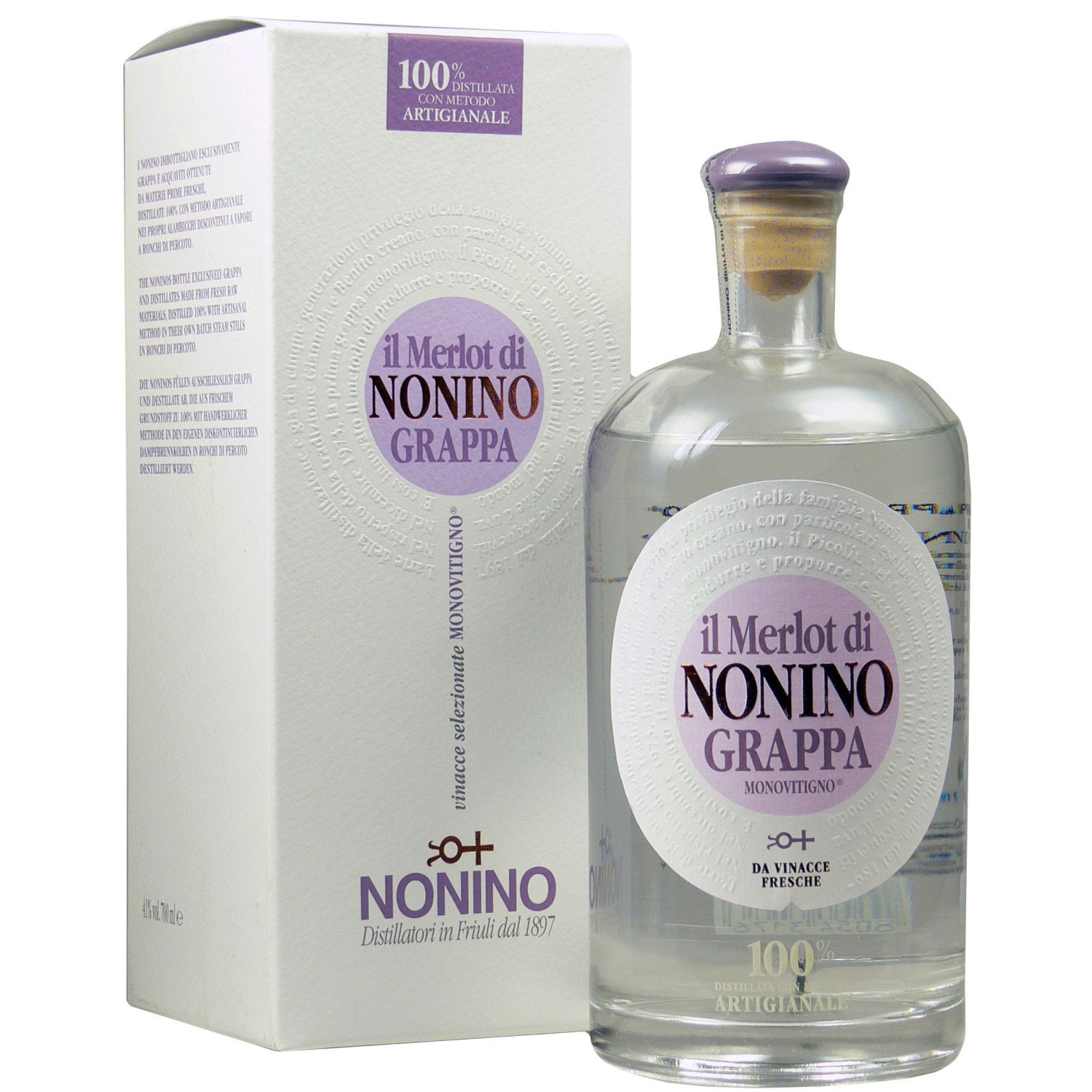Eine kristallklare Flasche des Grappa Il Merlot Monovitigno von Nonino.