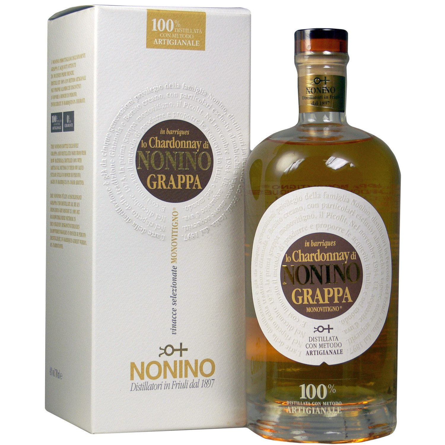 Eine hell bernsteinfarbene Flasche des Grappa Lo Chardonnay Monovitigno Barrique von Nonino.