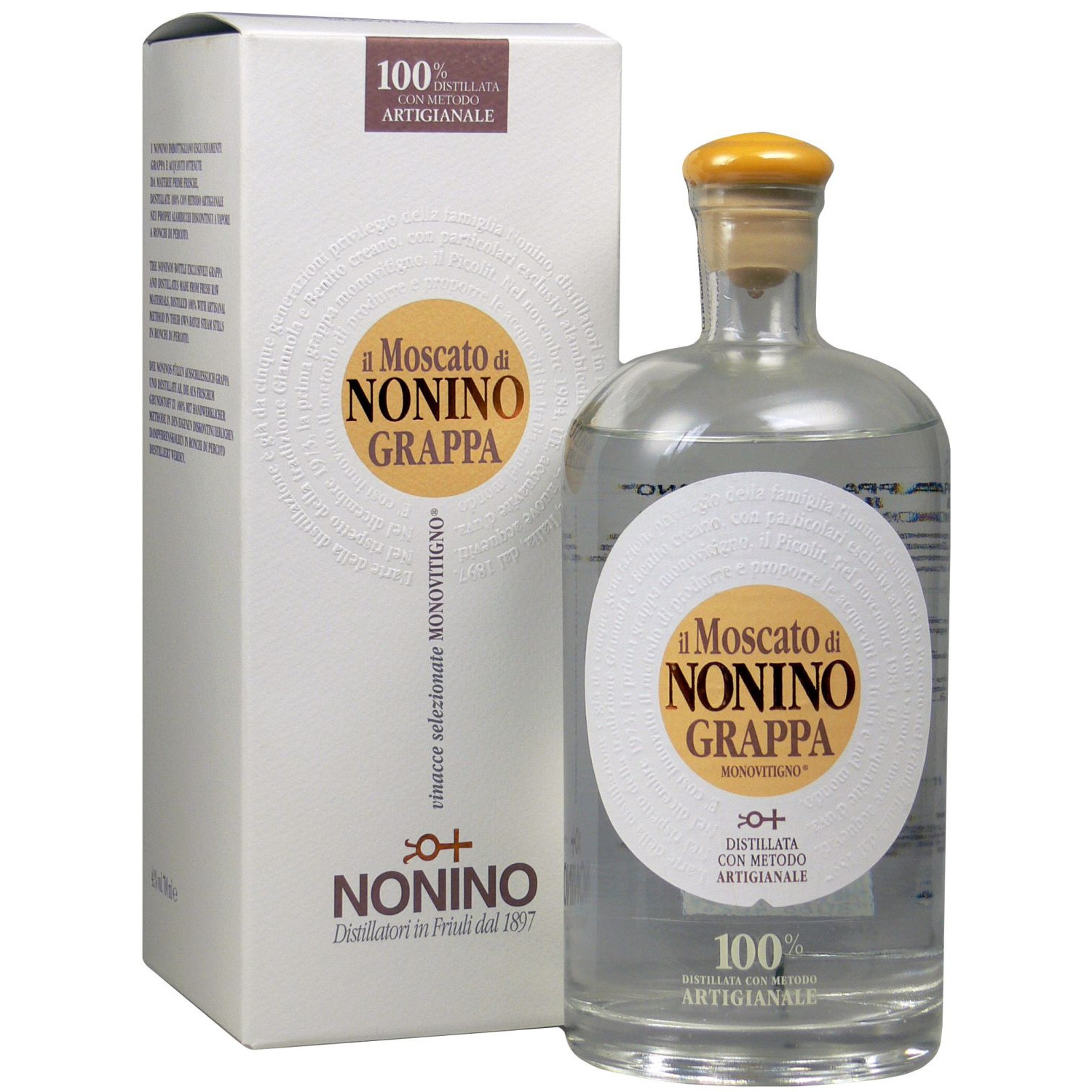 Eine klare Flasche Grappa Il Moscato Monovitigno Nonino.