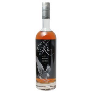 Eine Flasche Eagle Rare 10 Jahre Kentucky Straight Bourbon Whiskey mit einem Adler-Logo.