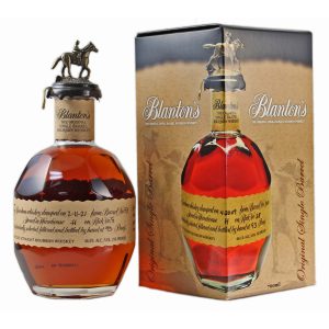 Eine Flasche Blanton's The Original Single Barrel Kentucky Straight Bourbon Whiskey 0,7l - mit dem charakteristischen Reiter auf dem Flaschenverschluss.