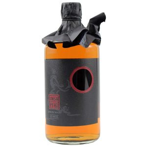 Eine zylindrische Flasche des Ensō Japanese Whisky 0,7l - mit einem einfachen Etikett und einem roten Kreis in der Mitte.