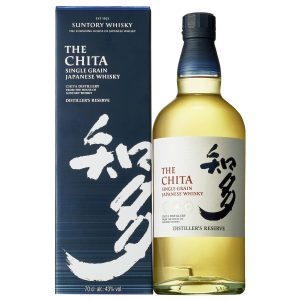 Eine schlanke Flasche Suntory The Chita Single Grain Whisky mit einem schlichten hellem Etikett