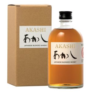 Eine Flasche Akashi Japanese Blended Whisky, 0,5 l, mit einem schlichten, weißen Etikett und schwarzer japanischer Schrift.