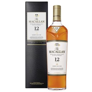 Eine Flasche The Macallan 12 Year Old Sherry Oak, 0,7 l, mit der charakteristischen quadratischen Flaschenform in einer schwarzen Geschenkverpackung