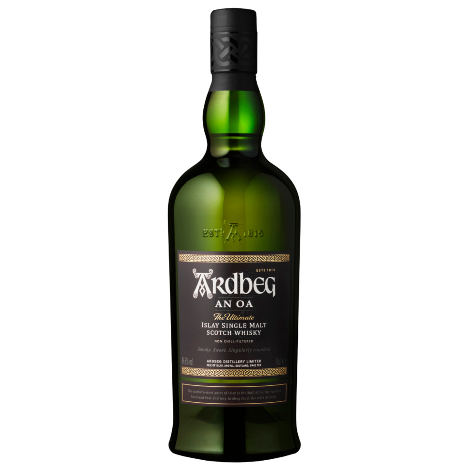Eine Flasche Ardbeg An Oa, 0,7 l – ikonische, grüne Flasche mit einem langen Hals und einem schwarzen Etikett, auf dem ein Schafskopf abgebildet ist.