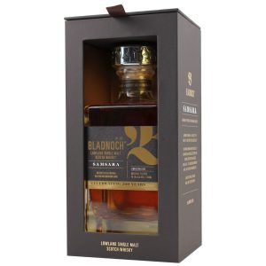Eine Flasche Bladnoch Samsara, 0,7 l – moderne, transparente Flasche mit einem schwarzem Etikett