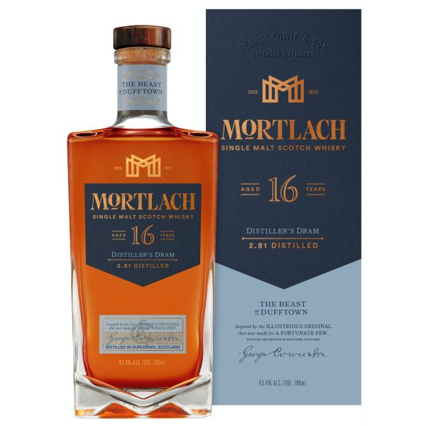 Eine Flasche Mortlach 16 Jahre, 0,7 l – schwere, quadratische Flasche mit dunklem Etikett und goldener Schrift.