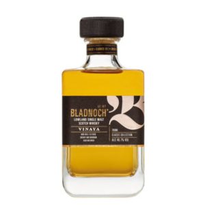 Eine Flasche Bladnoch Vinaya, 0,7 l, mit einem minimalistischen, dunklem Etikett