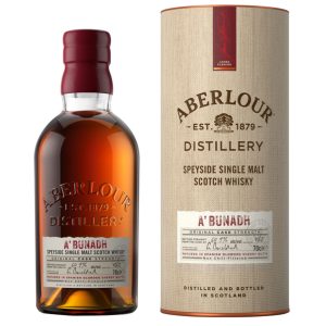 Eine Flasche Aberlour A'bunadh, 0,7 l, mit einem Siegel auf dem Flaschenhals und einem hellen Etikett.
