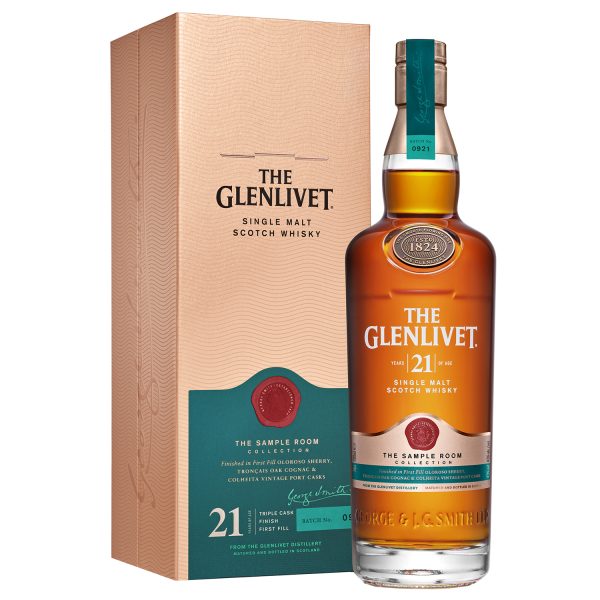 Eine Flasche The Glenlivet Archive 21 Jahre, 0,7 l – elegante, schlanke Flasche mit einem cremefarbenen Etikett und dem Glenlivet-Logo.