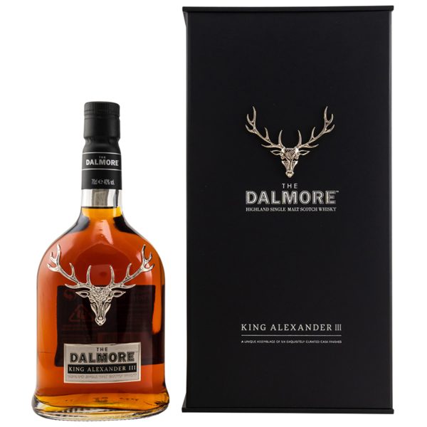 Eine Flasche The Dalmore King Alexander III, 0,7 l – ikonische, bauchige Flasche mit dem Hirschkopf-Logo und einem dunklen, eleganten Etikett.