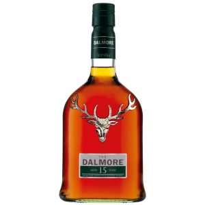 Eine Flasche Dalmore 15 Jahre, 0,7 l – ikonische Flasche mit einer Hirschkopf-Applikation auf dem Etikett.
