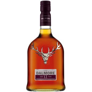 Flasche Dalmore 12 Jahre, 0,7 l – schwere, durchsichtige Flasche mit silbernem Etikett und einem Hirsch-Emblem.
