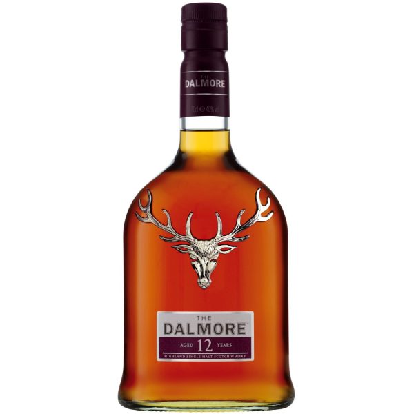 Flasche Dalmore 12 Jahre, 0,7 l – schwere, durchsichtige Flasche mit silbernem Etikett und einem Hirsch-Emblem.