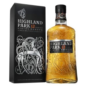 Flasche Highland Park 12 Jahre, 0,7 l – schlichte, durchsichtige Flasche mit traditionellem Etikett und einem Wikinger-Emblem, das an die Orkney-Inseln erinnert.