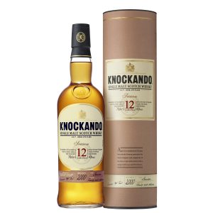 Flasche Knockando 12 Jahre, 0,7 l – elegante, durchsichtige Flasche mit einem cremefarbenen Etikett und einem roten Wachssiegel.