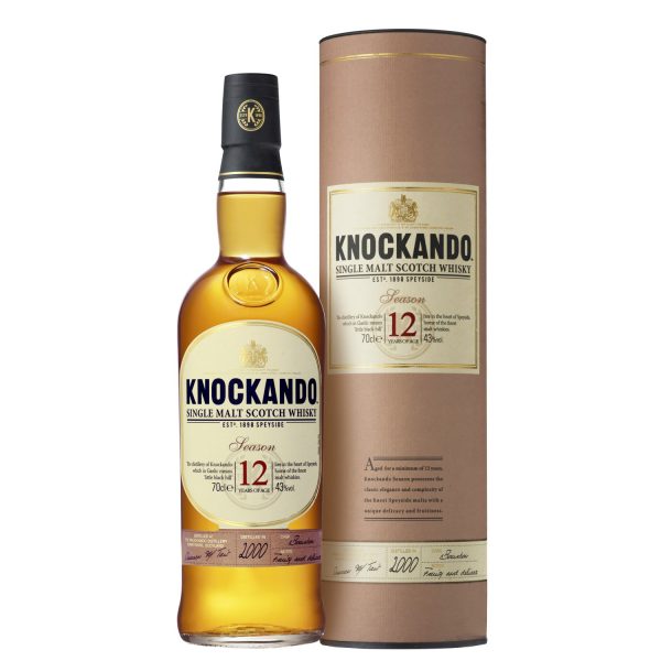 Flasche Knockando 12 Jahre, 0,7 l – elegante, durchsichtige Flasche mit einem cremefarbenen Etikett und einem roten Wachssiegel.
