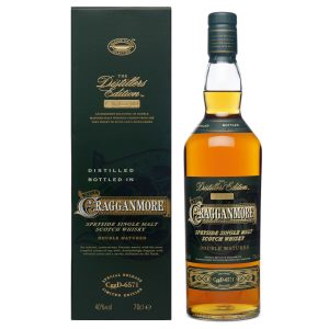 Flasche Cragganmore Distillers Edition, 0,7 l – elegante, grün getönte Glasflasche mit einem hellen Etikett, auf dem der Name des Whiskys steht.