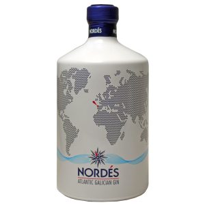 Flasche Nordes Atlantic Gin, 0,7 l – klarer Gin mit blauem Etikett und einem Ast als Verschluss