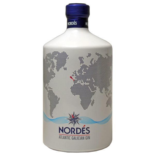 Flasche Nordes Atlantic Gin, 0,7 l – klarer Gin mit blauem Etikett und einem Ast als Verschluss