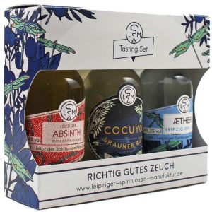 Ein Set mit drei kleinen Flaschen Absinth, Rum und Gin in einer Geschenkbox