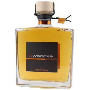 Flasche Woodka Prime Vodka von Brennerei Scheibel, 0,7 l – klarer Vodka mit amberfarbener Tönung und schlichtem Etikett