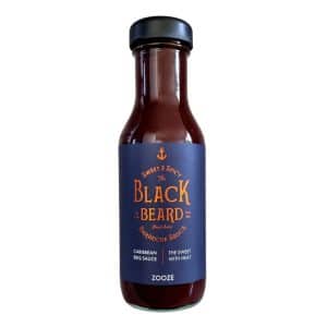 Flasche Blackbeard’s BBQ Sauce von Zooze – karibische BBQ-Sauce mit Rum, Limette und Rohrzucker für Grillgerichte, Burger und Chicken Wings.