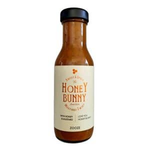 Flasche „Honey Bunny Mustard Twist“ von Zooze – süß-pikante Honig-Senf-Sauce mit würziger Note für Geflügel, Fisch, Burger und Salate.
