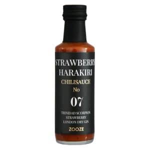 Flasche „Strawberry Harakiri“ Chilisauce von Zooze – extrem scharfe Erdbeer-Chilisauce mit Trinidad Scorpion Chili und Gin für Grillfleisch, Pizza und Streetfood.