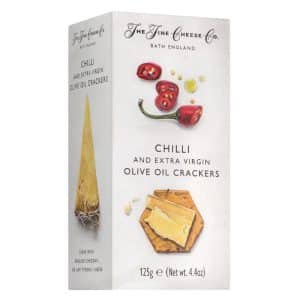 Packung Chili-Cracker von The Fine Cheese Co. aus Somerset – knusprige Cracker mit würziger Chili-Note, 125 g.